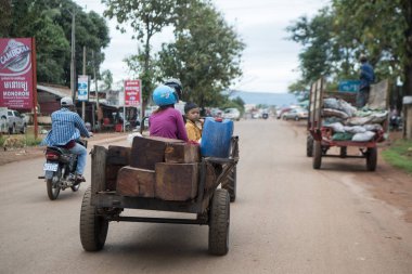 Kamboçya, Anlong Veng - Kasım, 2017: Bir taşıma şehir merkezinde, şehir Anlong Veng Northwaest Kamboçya Oddar Meanchey il.