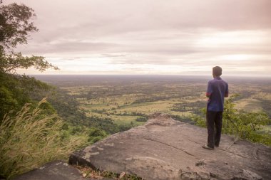 Kamboçya, Anlong Veng - Kasım, 2017: View noktası, Peuy Ta Mok Choam town yakınındaki ve kuzeyinde kasaba, Anlong Veng Northwaest Kamboçya Oddar Meanchey il Dangrek dağ dizi.  