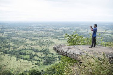 Kamboçya, Anlong Veng - Kasım, 2017: View noktası, Peuy Ta Mok Choam town yakınındaki ve kuzeyinde kasaba, Anlong Veng Northwaest Kamboçya Oddar Meanchey il Dangrek dağ dizi.  