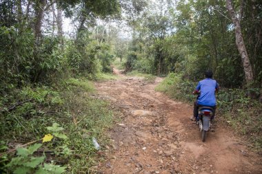 Kamboçya, Anlong Veng - Kasım, 2017: Choam town yakınındaki ve kuzeyinde kasaba, Anlong Veng Northwaest Kamboçya Oddar Meanchey il Dangrek dağ dizi ormanda Pol Pot hanesi.  