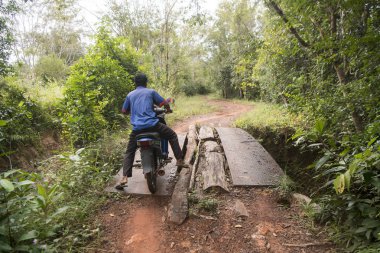 Kamboçya, Anlong Veng - Kasım, 2017: Choam town yakınındaki ve kuzeyinde kasaba, Anlong Veng Northwaest Kamboçya Oddar Meanchey il Dangrek dağ dizi ormanda Pol Pot hanesi.  