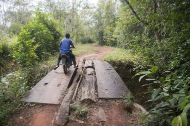 Kamboçya, Anlong Veng - Kasım, 2017: Choam town yakınındaki ve kuzeyinde kasaba, Anlong Veng Northwaest Kamboçya Oddar Meanchey il Dangrek dağ dizi ormanda Pol Pot hanesi.  