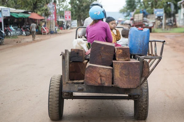 Kamboçya, Anlong Veng - Kasım, 2017: Bir taşıma şehir merkezinde, şehir Anlong Veng Northwaest Kamboçya Oddar Meanchey il.