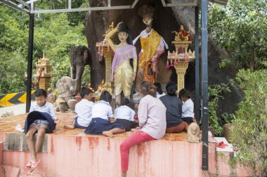 Kamboçya, Anlong Veng - Kasım, 2017: Küçük tapınak Tayland ve Kamboçya sınır Town, Choam kuzeyinde kasaba, Anlong Veng Northwaest Kamboçya Oddar Meanchey ili yer Tarih.  