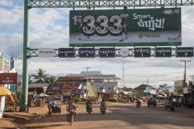 Kamboçya, Anlong Veng - Kasım, 2017: Güvercin Barış Anıtı Şehir merkezi olan şehir Anlong Veng Northwaest Kamboçya Oddar Meanchey ili ile Kent Meydanı. 