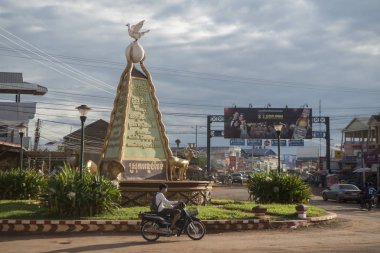 Kamboçya, Anlong Veng - Kasım, 2017: Güvercin Barış Anıtı Şehir merkezi olan şehir Anlong Veng Northwaest Kamboçya Oddar Meanchey ili ile Kent Meydanı. 