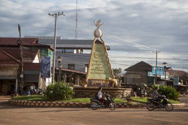 Kamboçya, Anlong Veng - Kasım, 2017: Güvercin Barış Anıtı Şehir merkezi olan şehir Anlong Veng Northwaest Kamboçya Oddar Meanchey ili ile Kent Meydanı. 