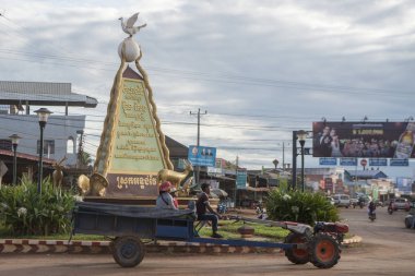 Kamboçya, Anlong Veng - Kasım, 2017: Güvercin Barış Anıtı Şehir merkezi olan şehir Anlong Veng Northwaest Kamboçya Oddar Meanchey ili ile Kent Meydanı. 