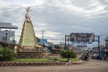 Kamboçya, Anlong Veng - Kasım, 2017: Güvercin Barış Anıtı Şehir merkezi olan şehir Anlong Veng Northwaest Kamboçya Oddar Meanchey ili ile Kent Meydanı. 