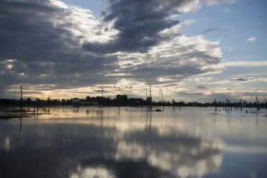 Kamboçya, Anlong Veng - Kasım, 2017: The Ta Mok Lake, kasaba, Anlong Veng Northwaest Kamboçya Oddar Meanchey il.  