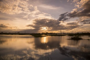 Kamboçya, Anlong Veng - Kasım, 2017: The Ta Mok Lake, kasaba, Anlong Veng Northwaest Kamboçya Oddar Meanchey il.  