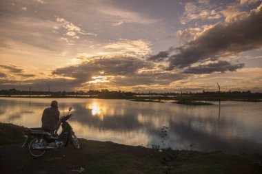 Kamboçya, Anlong Veng - Kasım, 2017: The Ta Mok Lake, kasaba, Anlong Veng Northwaest Kamboçya Oddar Meanchey il.  