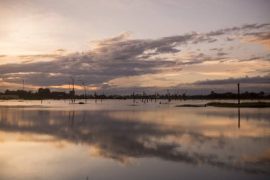 Kamboçya, Anlong Veng - Kasım, 2017: The Ta Mok Lake, kasaba, Anlong Veng Northwaest Kamboçya Oddar Meanchey il.  