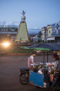 Kamboçya, Anlong Veng - Kasım, 2017: Güvercin Barış Anıtı Şehir merkezi olan şehir Anlong Veng Northwaest Kamboçya Oddar Meanchey ili ile Kent Meydanı. 