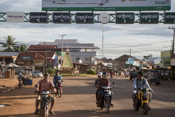 Kamboçya, Anlong Veng - Kasım, 2017: Güvercin Barış Anıtı Şehir merkezi olan şehir Anlong Veng Northwaest Kamboçya Oddar Meanchey ili ile Kent Meydanı. 