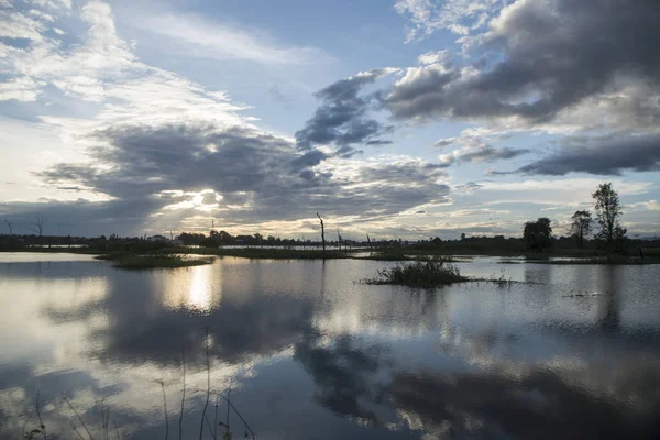 Kamboçya, Anlong Veng - Kasım, 2017: The Ta Mok Lake, kasaba, Anlong Veng Northwaest Kamboçya Oddar Meanchey il.  