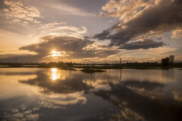Kamboçya, Anlong Veng - Kasım, 2017: The Ta Mok Lake, kasaba, Anlong Veng Northwaest Kamboçya Oddar Meanchey il.  