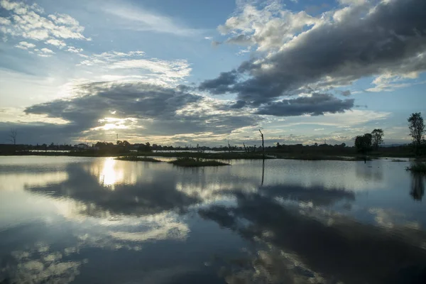 Kamboçya, Anlong Veng - Kasım, 2017: The Ta Mok Lake, kasaba, Anlong Veng Northwaest Kamboçya Oddar Meanchey il.  