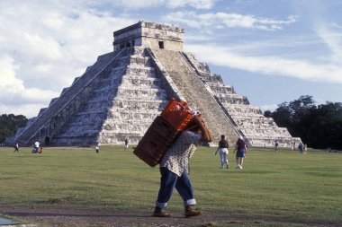 Isla Mujeres, Meksika - Ocak, 2009: Chichen Itza Meksika Orta Amerika'da il Yucatan'da tüylü yılan Pyramide ile Maya Harabeleri. 