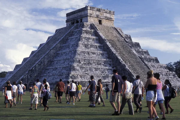 マヤ遺跡中央アメリカのメキシコ州ユカタンのチチェン イッツァのククルカン Pyramide とイスラ ムヘーレス メキシコ 2009 — ストック写真