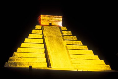 Isla Mujeres, Meksika - Ocak, 2009: Chichen Itza Meksika Orta Amerika'da il Yucatan'da tüylü yılan Pyramide ile Maya Harabeleri. 