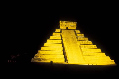 Isla Mujeres, Meksika - Ocak, 2009: Chichen Itza Meksika Orta Amerika'da il Yucatan'da tüylü yılan Pyramide ile Maya Harabeleri. 
