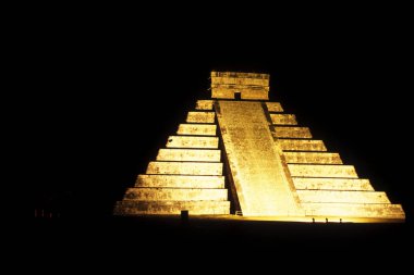 Isla Mujeres, Meksika - Ocak, 2009: Chichen Itza Meksika Orta Amerika'da il Yucatan'da tüylü yılan Pyramide ile Maya Harabeleri. 