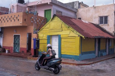 Isla Mujeres, Meksika - Ocak, 2009: Isla Mujeres köyü yakınındaki şehir Cancun Yucatan içinde il Quintana Roo Meksika Orta Amerika'da üzerinde bir yol. 