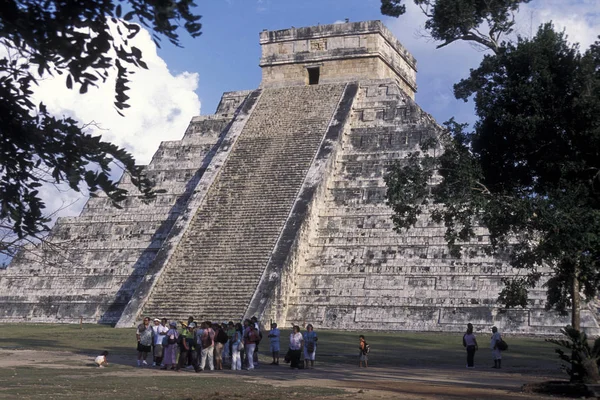 マヤ遺跡中央アメリカのメキシコ州ユカタンのチチェン イッツァのククルカン Pyramide とイスラ ムヘーレス メキシコ 2009 — ストック写真