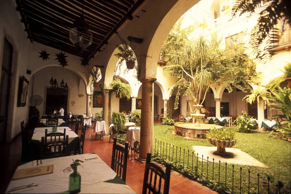 Meksika, Valladolid - Ocak, 2009: A restoran ve otel, sömürge ve eski şehir Valladolid Yucatan içinde il Quintana Roo Meksika Orta Amerika'da üzerinde.  