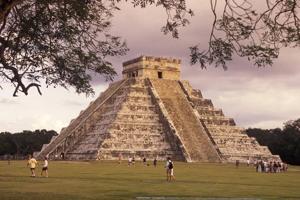 墨西哥岛 Mujeres 2009年1月 玛雅废墟与鸡察的库库尔坎金字塔在省尤卡坦半岛在墨西哥在中美洲 — 图库照片