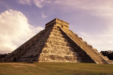 Isla Mujeres, Meksika - Ocak, 2009: Chichen Itza Meksika Orta Amerika'da il Yucatan'da tüylü yılan Pyramide ile Maya Harabeleri. 