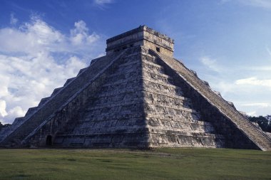 Isla Mujeres, Meksika - Ocak, 2009: Chichen Itza Meksika Orta Amerika'da il Yucatan'da tüylü yılan Pyramide ile Maya Harabeleri. 