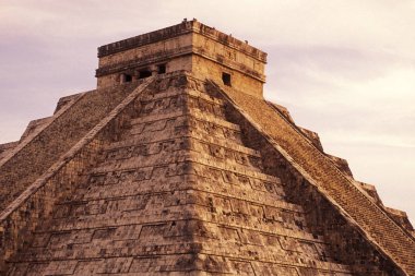 Isla Mujeres, Meksika - Ocak, 2009: Chichen Itza Meksika Orta Amerika'da il Yucatan'da tüylü yılan Pyramide ile Maya Harabeleri. 