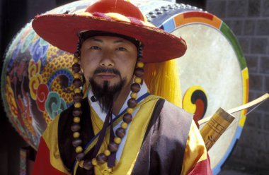 Tarihsel olarak giyinmiş muhafız Eastaasia Güney Kore'de Seoul şehir Toksugung Palace Daehanmun kapısında. Southkorea, Seoul, Mayıs 2006