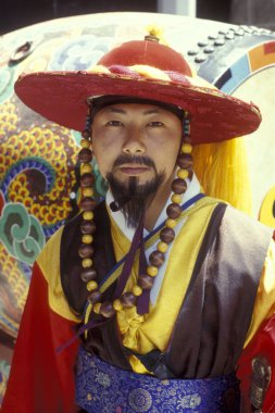 Tarihsel olarak giyinmiş muhafız Eastaasia Güney Kore'de Seoul şehir Toksugung Palace Daehanmun kapısında. Southkorea, Seoul, Mayıs 2006