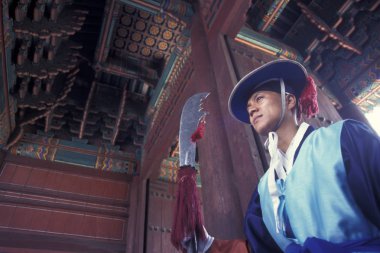 Tarihsel olarak giyinmiş muhafız Eastaasia Güney Kore'de Seoul şehir Toksugung Palace Daehanmun kapısında. Southkorea, Seoul, Mayıs 2006