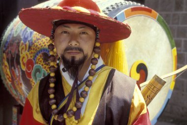 Tarihsel olarak giyinmiş muhafız Eastaasia Güney Kore'de Seoul şehir Toksugung Palace Daehanmun kapısında. Southkorea, Seoul, Mayıs 2006