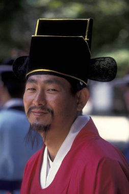 Tarihsel olarak insanlara Gyeongbokgung veya Kyongbokkung Palace Eastaasia Güney Kore'de Seoul şehir giymiş. Southkorea, Seoul, Mayıs 2006