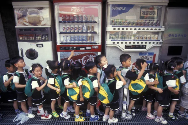 Дети Автомата Напитками Городе Сеул Южной Корее Восточной Азии Саутгемптон — стоковое фото