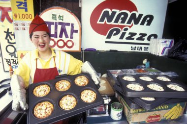 insanlar Eastaasia Güney Kore'de Seul şehir merkezinde bir streetfood restoranda. Southkorea, Seoul, Mayıs 2006