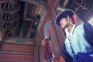 Tarihsel olarak giyinmiş muhafız Eastaasia Güney Kore'de Seoul şehir Toksugung Palace Daehanmun kapısında. Southkorea, Seoul, Mayıs 2006