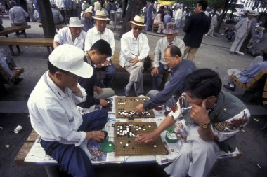 Yaşlılar Eastaasia Güney Kore'de Seul şehir Tapkol Prk bir masa oyunu oynamak. Southkorea, Seoul, Mayıs 2006