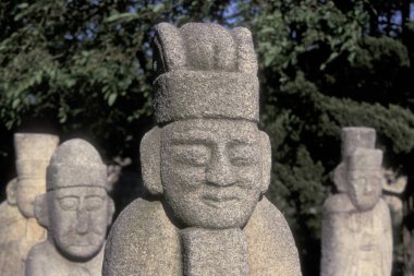 Taş heykeller ve kral mezarları Eastaasia Güney Kore'de Seul şehir merkezinde Seolleung parkta heykeli. Southkorea, Seoul, Mayıs 2006