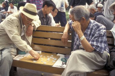 Yaşlılar Eastaasia Güney Kore'de Seul şehir Tapkol Prk bir masa oyunu oynamak. Southkorea, Seoul, Mayıs 2006