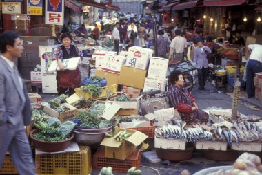 Eastaasia Güney Kore'de Seoul şehir gıda pazarında. Southkorea, Seoul, Mayıs 2006