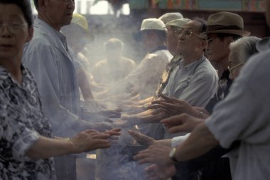 yaşlılar ve bir akupunktur Eastaasia Güney Kore'de Seul şehir Tapkol Prk yerleştirin. Southkorea, Seoul, Mayıs 2006