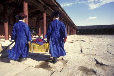 Tarihsel olarak insanlara Gyeongbokgung veya Kyongbokkung Palace Eastaasia Güney Kore'de Seoul şehir giymiş. Southkorea, Seoul, Mayıs 2006