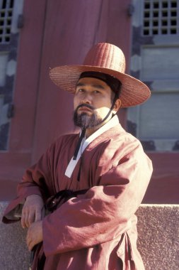 Tarihsel olarak insanlara Gyeongbokgung veya Kyongbokkung Palace Eastaasia Güney Kore'de Seoul şehir giymiş. Southkorea, Seoul, Mayıs 2006