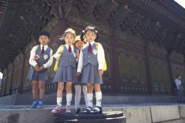 okul çocukları Gyeongbokgung veya Eastaasia Güney Kore'de Seoul şehir sarayda Kyongbokkung. Southkorea, Seoul, Mayıs 2006